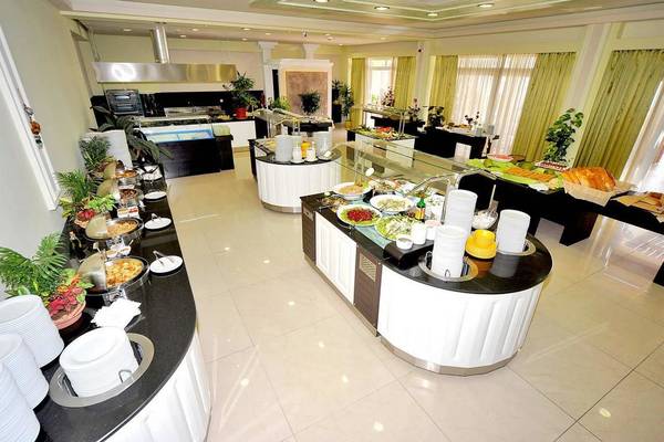 Buffet im Gaia Palace Hotel mit verschiedenen Gerichten und Salaten.