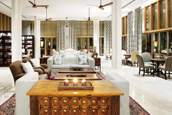 Innenbereich des Melia Zanzibar Hotels mit Sofas, Tischen, Stühlen und Deckenventilatoren.