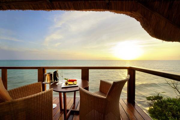 Ausblick von der Terrasse des Melia Zanzibar auf das Meer bei Sonnenuntergang