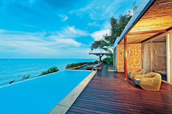 Pool-Terrasse mit Blick auf das Meer im Melia Zanzibar Hotel.