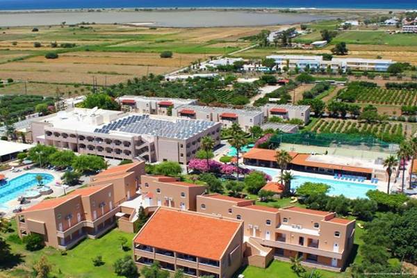 Luftaufnahme des Ilios K. Village Resorts mit mehreren Gebäuden, Swimmingpools und Gärten.
