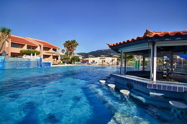 Ilios K. Village Resort Außenpool mit Blick auf die Hotelanlage