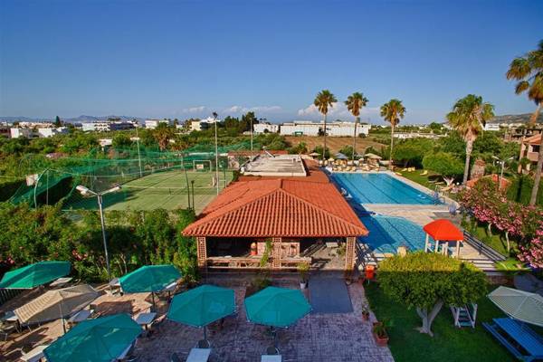 Luftaufnahme des Ilios K. Village Resorts mit Swimmingpool, Tennisplatz und Außenbereichen