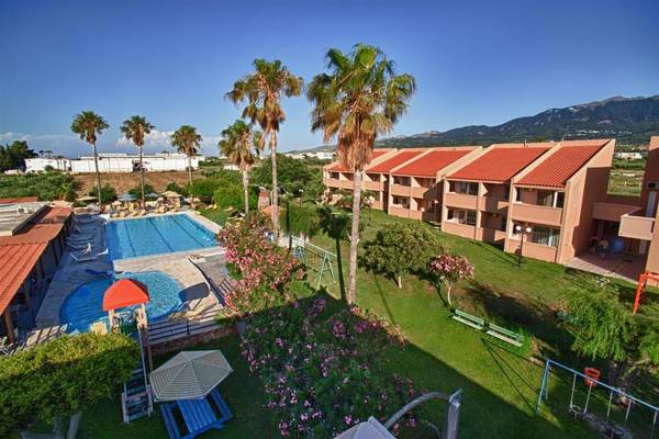 Luftaufnahme des Ilios K. Village Resorts mit Swimmingpool, Spielplatz und Ferienhäusern.