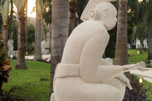 Weiße Statue im Park der Grand Riviera Princess