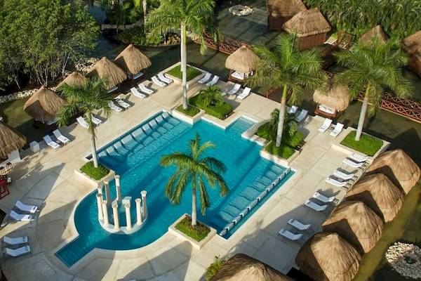 Luftaufnahme des Grand Riviera Princess Hotel mit Swimmingpool und Sonnenliegen.