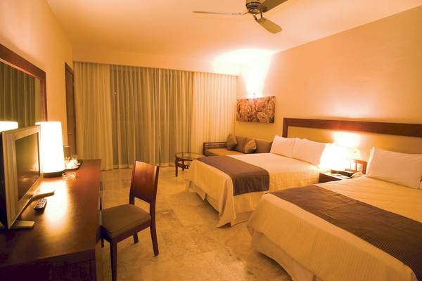 Doppelbett-Zimmer im Grand Riviera Princess mit moderner Einrichtung und Klimaanlage.