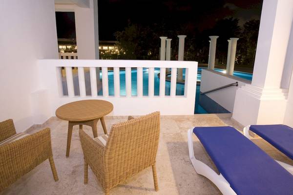 Balkon des Grand Riviera Princess Hotels bei Nacht mit Blick auf den Pool und der Umgebung.