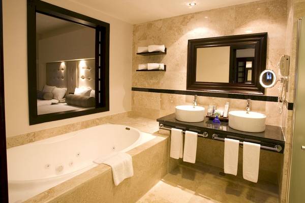 Badezimmer im Grand Riviera Princess Hotel mit Badewanne und Waschbecken.
