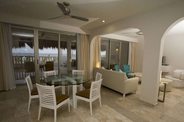 Suite-Wohnbereich im Grand Riviera Princess Hotel mit Esstisch und Couch