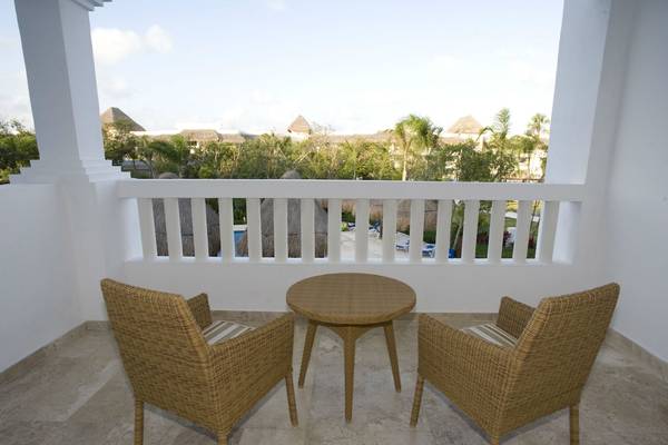 Blick vom Balkon des Grand Riviera Princess Hotels auf den Poolbereich