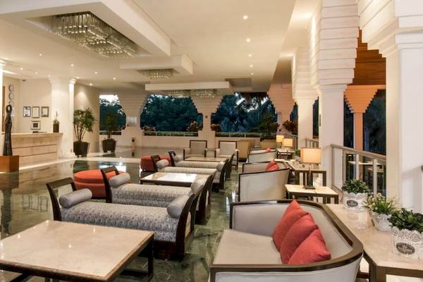 Grand Riviera Princess Hotel Lobby mit Rezeptionstresen, Sitzbereichen und Pflanzen.