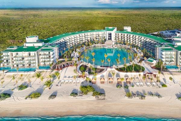Luftaufnahme des Haven Riviera Cancun Resort & Spa mit Pool und tropischen Umgebung.