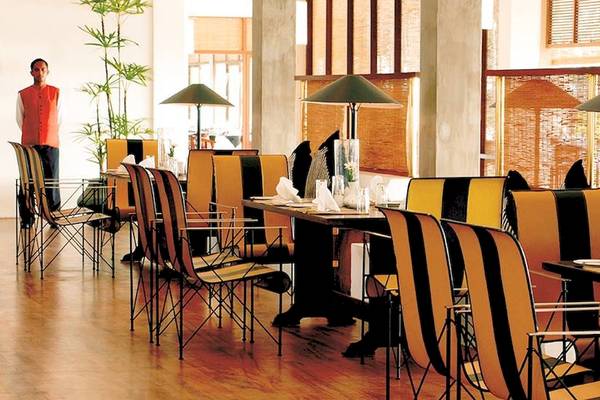 Restaurant-Interieur im Blue Water Hotel und Spa mit gepolsterten Stühlen und Tischen.