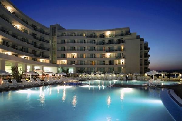 Festa Panorama Hotel Pool bei Nacht mit leuchtenden Fenstern und Sonnenliegen