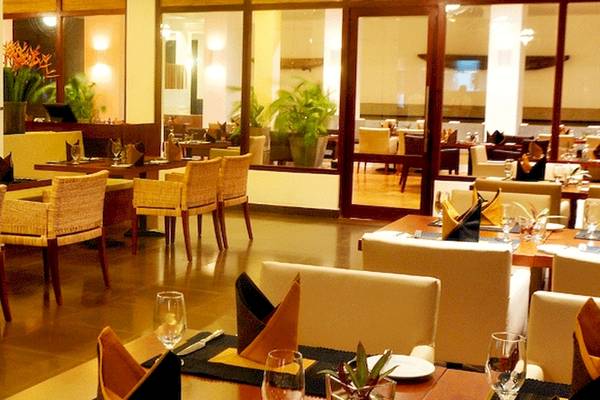 Restaurant im Blue Water Hotel und Spa mit geräumigen Tischen und Stühlen.