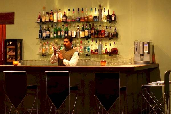 Ein Barkeeper im Blue Water Hotel und Spa serviert Getränke an der Bar.
