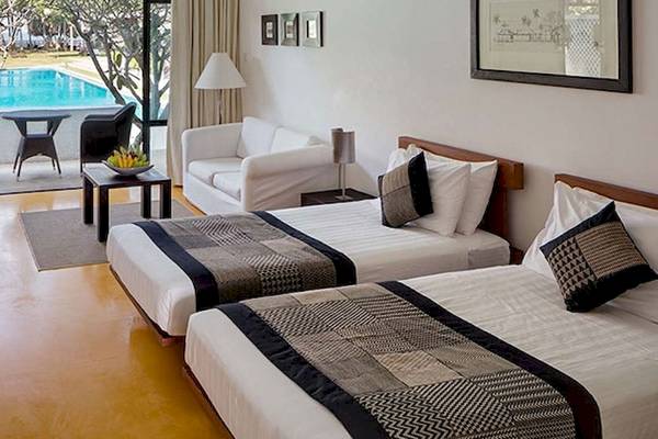 Zweibettzimmer im Blue Water Hotel und Spa mit Blick auf den Swimmingpool.