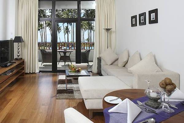 Wohnzimmer des Blue Water Hotel and Spa mit Blick auf die Terrasse und dem Meer.