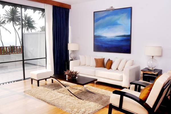 Innenraum des Blue Water Hotels und Spas mit weißem Sofa, Teppich, Tisch und Gemälde