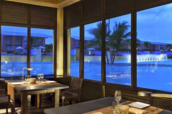 Innenansicht eines Restaurants im Catalonia Royal Bavaro Hotel mit Blick auf den Pool
