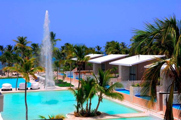 Ein Pool mit einer hohen Fontäne im Catalonia Royal Bavaro Resort