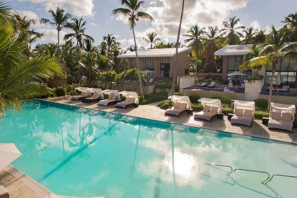 Außenpool mit Liegestühlen und Sonnenschirmen im Catalonia Royal Bavaro Hotel