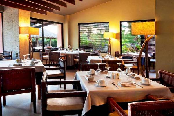 Innenansicht des Restaurants im Catalonia Royal Bavaro Hotel mit gedeckten Tischen und Stühlen.
