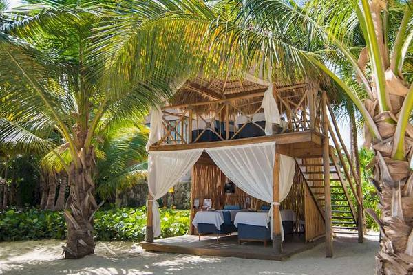 Außenbereich des Catalonia Royal Bavaro Hotels mit zwei Doppelbetten in einer Strandbungalow