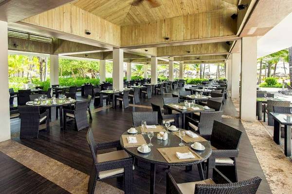 Innenbereich des Restaurants im Catalonia Royal Bavaro Hotel mit vielen Tischen und Stühlen.
