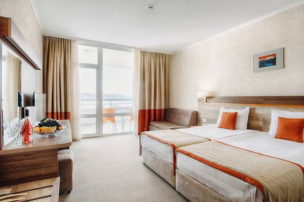 Doppelzimmer im Festa Panorama Hotel mit Meerblick, Bett, Couch, Tisch und Balkon