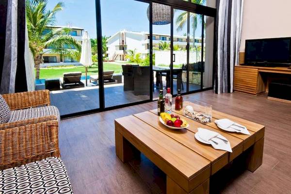 Wohnzimmer mit Aussicht auf den Pool im Catalonia Royal Bavaro Hotel