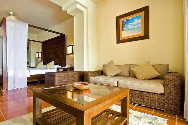 Hotelzimmer im Catalonia Royal Bavaro mit Bett, Sofa, Tisch und Dekor