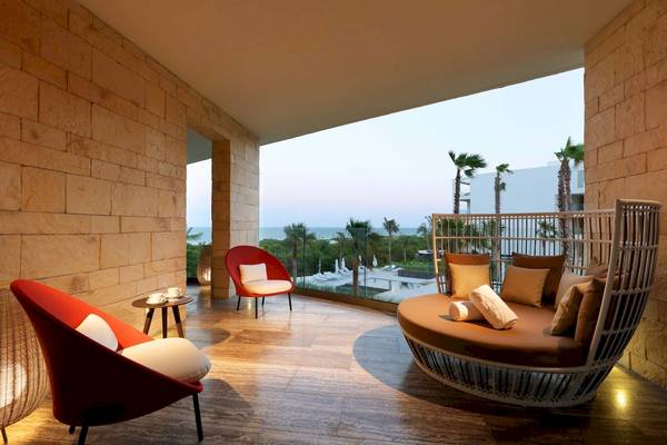 Loungebereich im Grand Palladium Costa Mujeres Resort mit Blick auf den Ozean.
