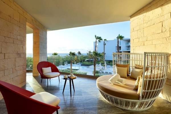 Innenbereich des Grand Palladium Costa Mujeres Resort & Spa mit Blick auf einen Pool.