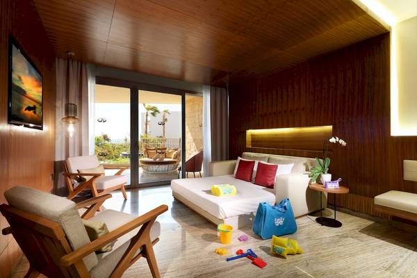 Suite im Grand Palladium Costa Mujeres Resort & Spa mit großem Bett, Fenstern und Terrassenzugang.