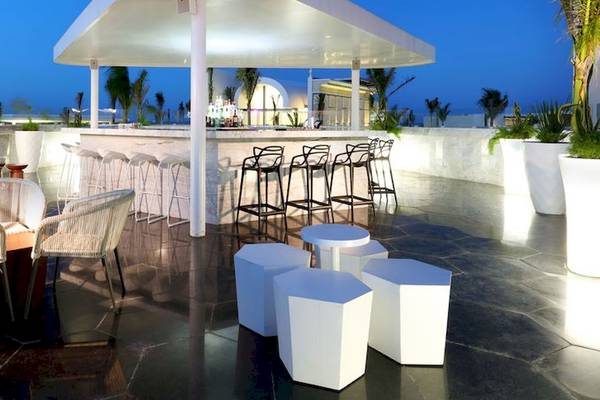 Dachbar des Grand Palladium Costa Mujeres Resort & Spa mit Außenmöbeln und Pflanzen bei Nacht