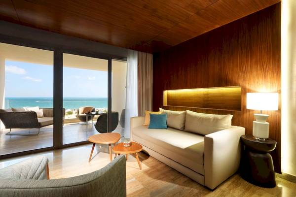 Innenansicht der Suite im Grand Palladium Costa Mujeres Resort & Spa mit Blick auf das Meer.