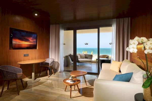 Wohnbereich des Grand Palladium Costa Mujeres Resort & Spa mit Blick auf das Meer.