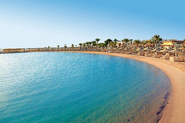 Strand mit LABRANDA Club Makadi Hotel in der Ferne