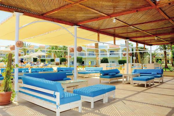 Loungebereich im LABRANDA Club Makadi Hotel mit blauen Möbeln und Pflanzen.