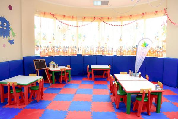 Kinderzimmer im LABRANDA Club Makadi Hotel mit bunten Möbeln und Disney-Thema.