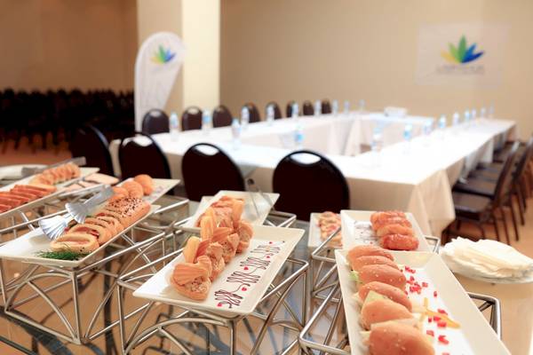 Buffet-Tisch im LABRANDA Club Makadi mit verschiedenen Gerichten und Wasserflaschen.