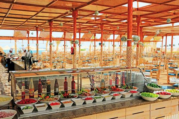 Buffet-Tisch im LABRANDA Club Makadi Hotel mit verschiedenen Speisen.