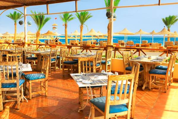 Terrassenrestaurant des LABRANDA Club Makadi Hotels mit Blick auf das Meer