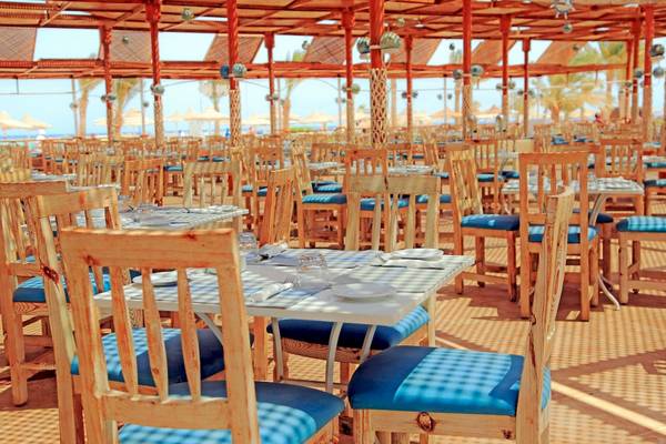 Restaurant-Terrasse im LABRANDA Club Makadi Hotel mit vielen Tischen und Stühlen.