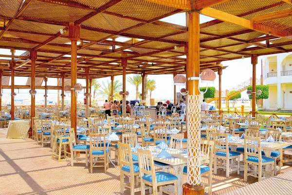 Restaurantterrasse des LABRANDA Club Makadi Hotels mit vielen blauen Stühlen und Tischen.