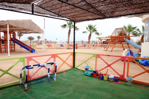 Kinderspielplatz im LABRANDA Club Makadi Hotel mit Rutschen und Spielgeräten.