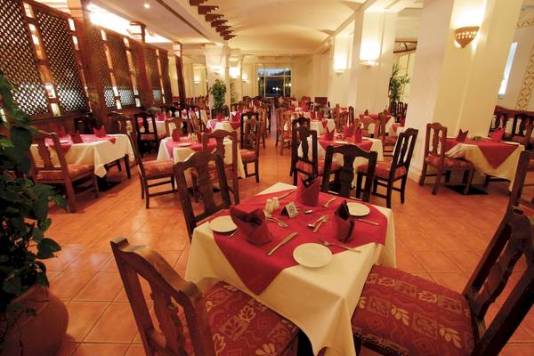 Restaurant des Labranda Club Makadi Hotels mit gedeckten Tischen und Stühlen.
