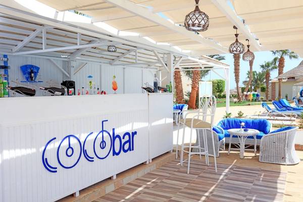 Loungebereich des Labranda Club Makadi Hotels mit Bar und Sonnenliegen.